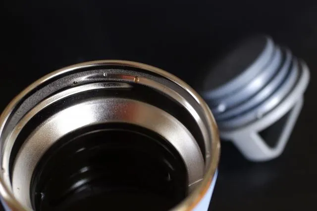 保溫杯的密封膠條變硬、發霉或開始漏水，就應該淘汰。（示意圖／Pixabay）