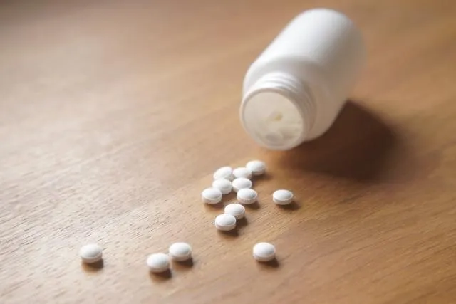 根據台灣睡眠醫學會統計，台灣一年安眠藥用量高達數億顆，若堆疊起來甚至「超過台北101」，顯示失眠問題相當普遍。（示意圖／Pixabay）