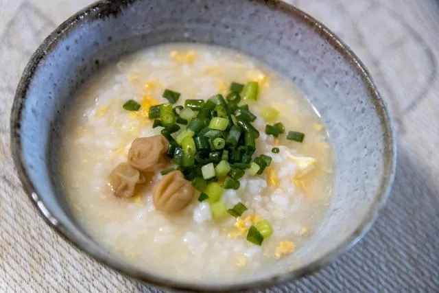 稀飯屬於「半流質食物」,進入胃部後排空速度較快,反而可能刺激胃酸分泌。(示意圖/Pixabay)