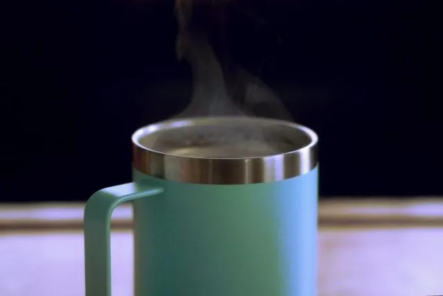 一位長輩長期使用保溫杯泡人參茶卻未確實清潔，家屬懷疑因黴菌滋生產生黃麴毒素導致肝癌。（示意圖／Pexels）