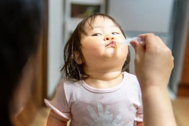 兒童用藥不是成人用藥的縮小版，更不宜因見孩子症狀未立即改善便自行加藥。（圖／Photo AC）