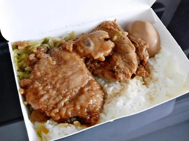 一名上班族因長期食用排骨便當、蔬果攝取不足，加上缺乏運動的生活習慣，診斷出罹患大腸癌。（圖／Photo AC）