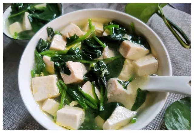 菠菜富含草酸、豆腐富含鈣，一起煮反而是「比較安全」的組合。（圖／資料照）