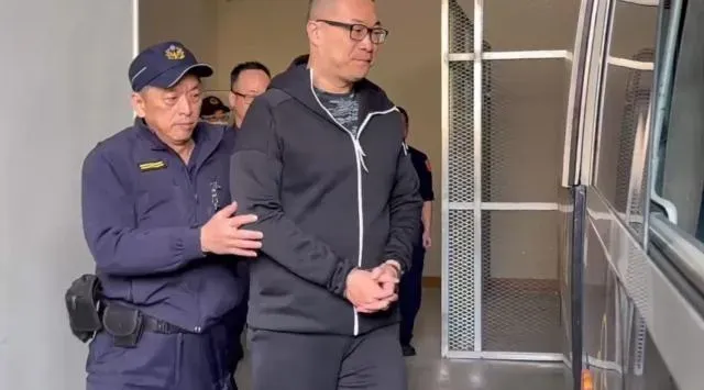朱學恒今上午10時10分現身北檢執行科報到執行，將送往台北監獄執行。（圖／中天新聞）