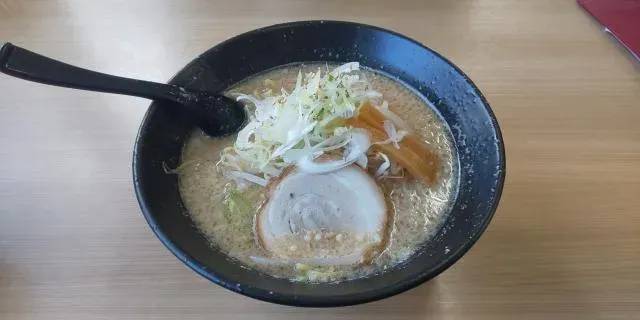 有客人對某拉麵店留負評，不滿兩大一小點2碗麵卻不能免費加麵。（示意圖／中天新聞）