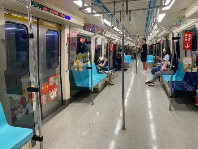台北捷運近日發文提到，搭車難免擠來擠去，「讓小編幫大家說出心裡的苦！」原來車廂內已放上「跳跳卡」。（資料圖／翻攝畫面）