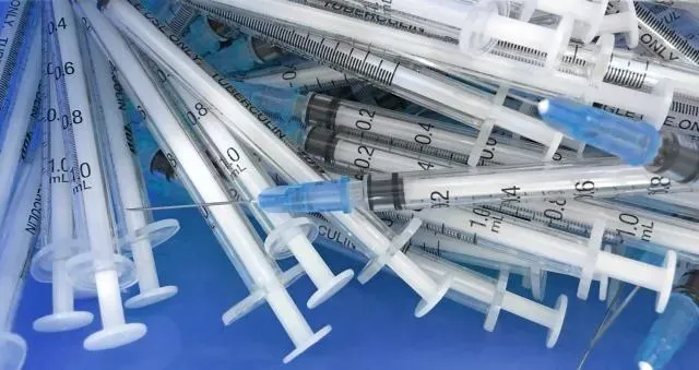 一名66歲男性因右腳痛風疼痛持續數日，到診所打止痛針，施打後就醫診斷急性腎損傷。（圖／Photo AC）