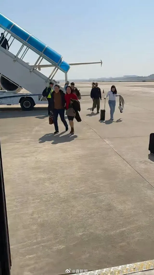 20日涉事客機降落福州後,機上人員從舷梯疏散後乘坐接駁車離開。(圖/翻攝自微博)
