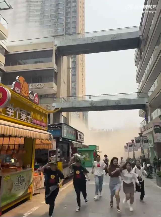 地震發生後,雲南瑞麗有建築磚石狂掉民眾急忙逃生。(圖/翻攝微博)