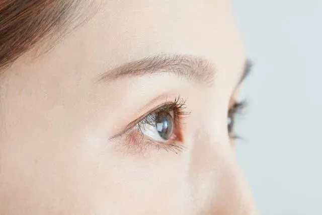 「急性虹彩炎」是自體免疫性疾病的1種，成因是過於疲累、工作壓力大等。（圖／Photo AC）