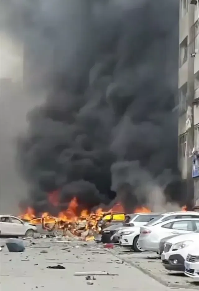 涉事社區的樓下停車場淪為火海。（圖／翻攝自微博）