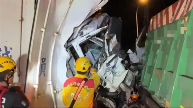 國道1號南下仁德段7日深夜發生5車追撞事故。(圖/民眾提供)