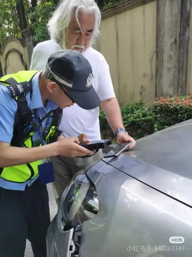 7日，「張紀中開車撞到路人」引發陸網熱議。（圖／翻攝自微博）