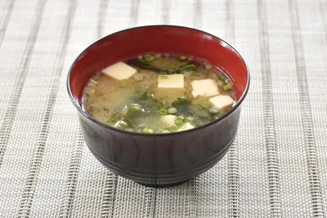 味噌湯中常見的海帶芽,不僅能增添湯品風味,更蘊含豐富營養價值。(圖/Photo AC)