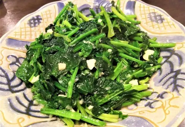 菠菜因其豐富的營養成分，被譽為「蔬菜之王」，但其高含量的草酸可能對某些族群造成健康威脅。（圖／Photo AC）