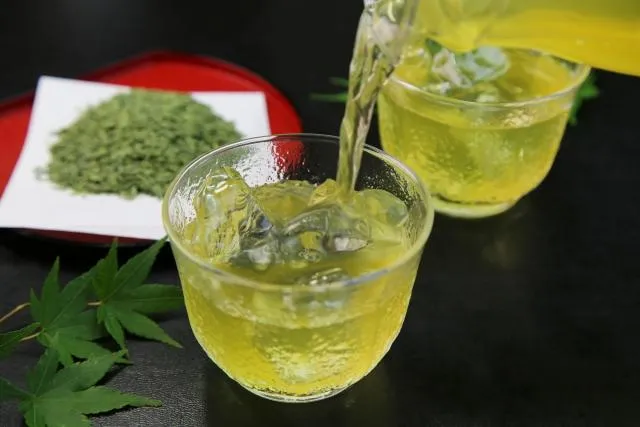 對於不習慣喝水的人來說,學習喝綠茶是提升健康的好方法。(示意圖/Pixabay)