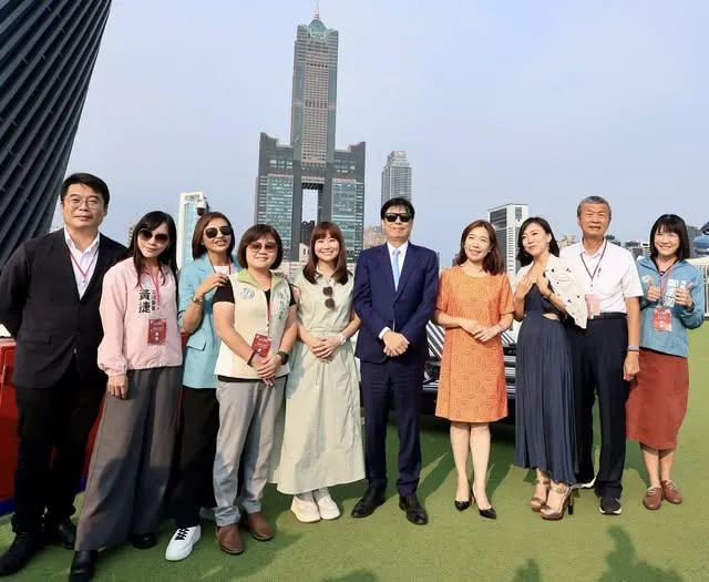 高雄市長陳其邁昨出席麗星郵輪「領航星號」首航訪台掛靠高雄港儀式,在邱議瑩面前喊「恨不得現在棒子就交給她」,引發熱議。(圖/翻攝陳其邁臉書)