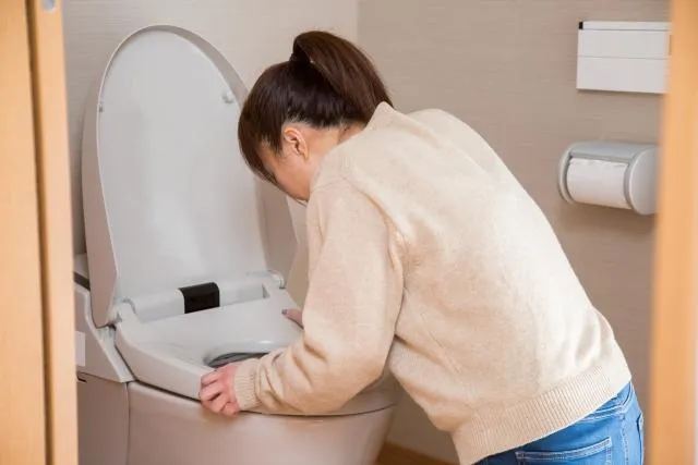 胃內水球雖為微創療程，但仍可能出現噁心、嘔吐、胃食道逆流、腹脹、脫水等不適。（圖／Photo AC）