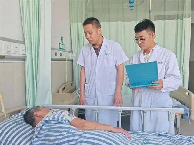 錢犇查看老婦的病情。(圖/翻攝《湖北日報》)