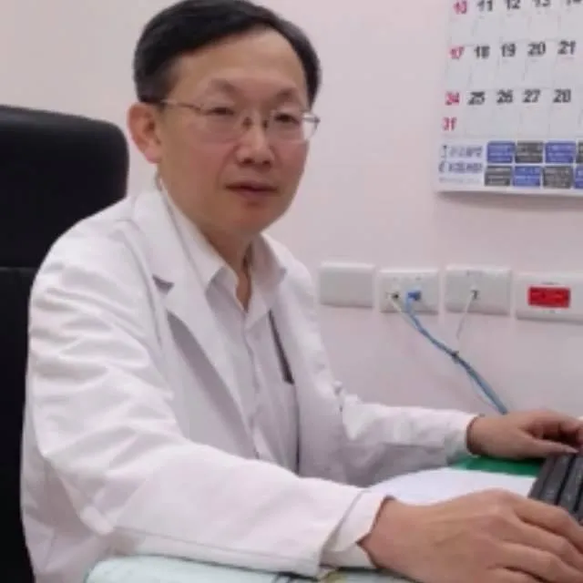 衛福部桃園醫院乳房外科主任周佳正醫師遭公車捲入車底，緊急送往台大醫院仍宣告不治。（圖／翻攝自周佳正臉書）