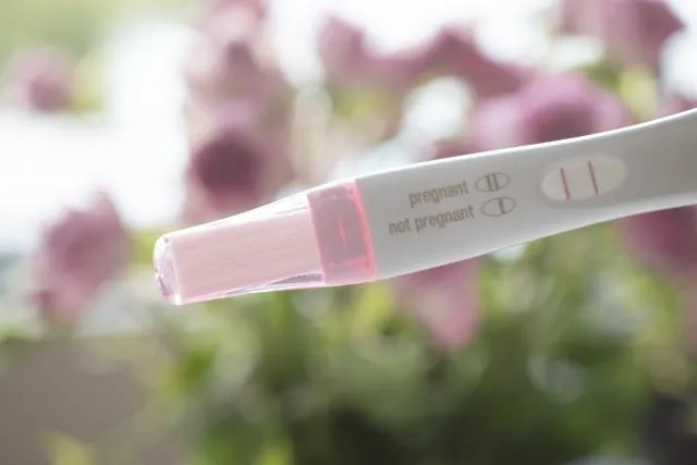 一名男子因腹痛就醫前，使用女友的驗孕棒進行測試，意外發現呈現「兩條線」的陽性反應，經進一步檢查後確診為睪丸癌。（圖／Photo AC）