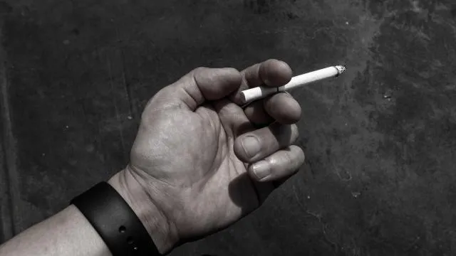 國健署針對4.2萬名國高中生所進行的青少年吸菸行為調查報告顯示，有82.1%學生表示絕不吸菸，但仍有將近2成學生未能堅定拒絕菸品誘惑。（圖／Photo AC）