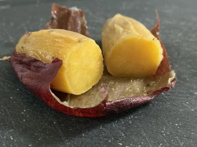 地瓜屬主食而非蔬菜,生重約50公克即含15公克碳水化合物,糖尿病患者建議以地瓜取代白飯而非額外多吃。(圖/Photo AC)