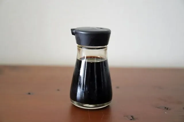 很多人以為醬油放常溫沒關係，但開封後會加速氧化，風味大減。（圖／Photo AC）