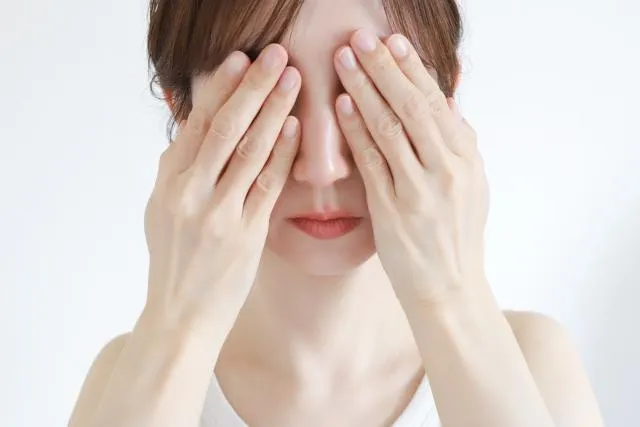 粘靖旻醫師提醒,當出現突然的視力模糊、視野缺損、眼前閃光或黑影等症狀時,應立即就醫。(圖/Photo AC)