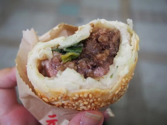 胡椒餅單顆熱量就達370大卡，超過一碗白飯。（圖／Photo AC）