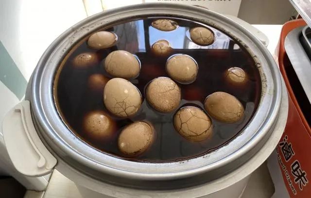網友分享在便利商店買茶葉蛋時，因 一直無法付款，讓後方等待的「8+9」順手幫忙結帳。（示意圖／photoAC）