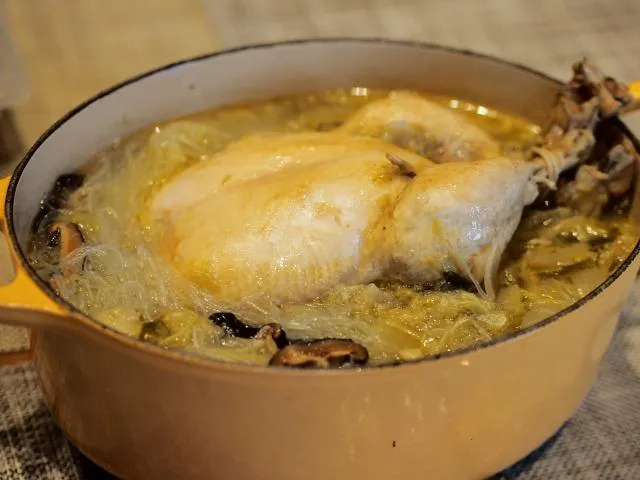 醫師解釋，煲湯通常由肉類和蔬菜等食材長時間熬煮而成，具有高脂肪、高熱量和高膽固醇的特性。（圖／Photo AC）