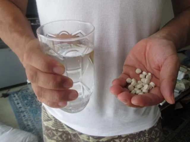 長期服用胃藥會抑制胃酸、刺激胃泌素升高，導致胃壁產生不必要的細胞增生，可能演變成息肉，最終走向癌變。（圖／Photo AC）
