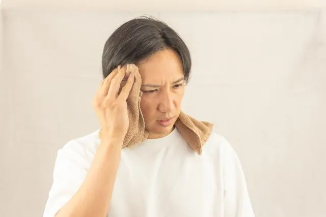 血癌症狀很像一般感冒，但醫師提醒若是夜間特別容易出汗，就要警覺。（圖／Photo AC）