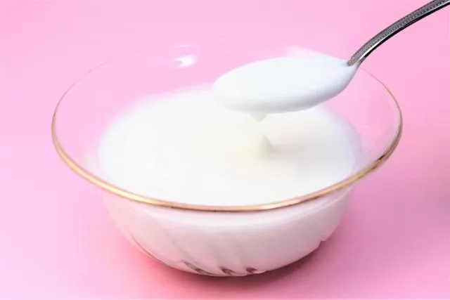 劉博仁進一步分享健康宵夜組合，包括無糖優格搭配堅果和新鮮莓果。（圖／Photo AC）