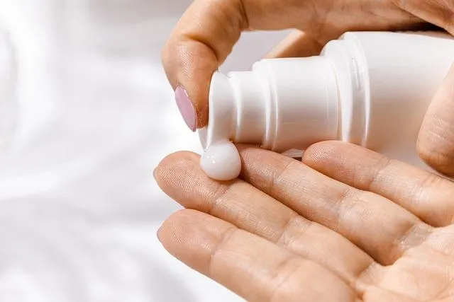 皮膚癌基金會建議，乘客在登機前應塗抹SPF30或以上的防曬霜。（示意圖／翻攝Pexels）