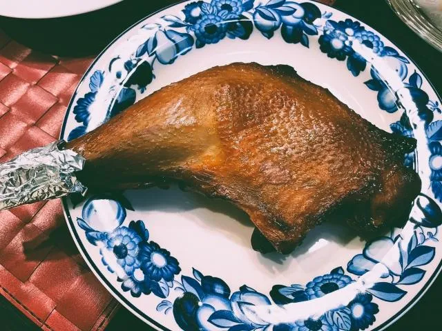 一名16歲男高中生因食慾過盛，體重飆升至120公斤，經常一次可吃掉8隻烤的大雞腿。（圖／Photo AC）