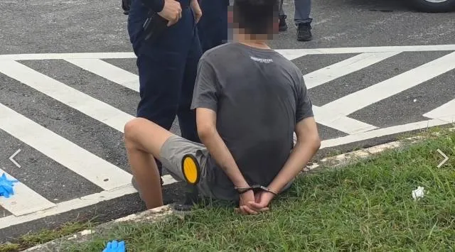 嘉義市警方今（9）日下午在博愛路口發現一輛疑似贓車，展開盤查時嫌犯駕車逃逸，警方隨即展開近10分鐘的追捕行動。（圖／翻攝畫面）