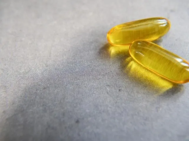 膽囊在夜間睡眠期間會逐漸脹大，此時攝取魚油能夠促進膽囊收縮，讓膽汁順利排出。（圖／Photo AC）