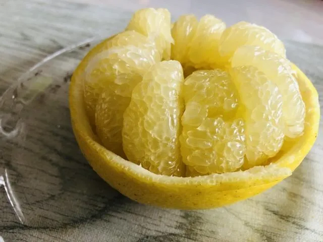 每逢中秋佳節,吃月餅、烤肉或吃柚子都是很常見的,以往家中大人會把柚子皮改造成「柚子帽」。(示意圖/Pixabay)