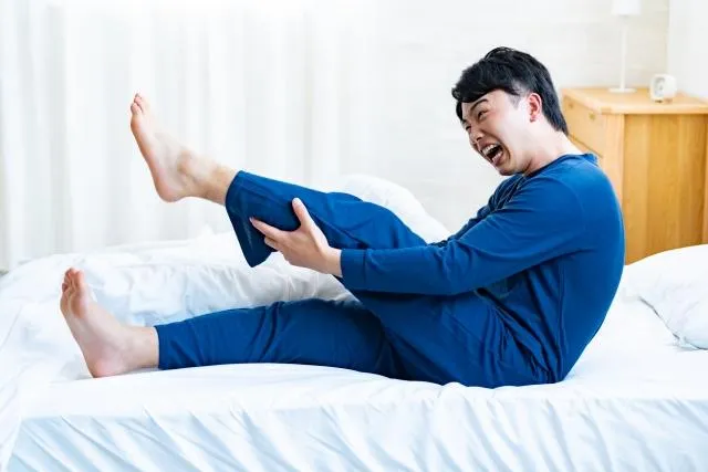 腿抽筋是許多人常見的不適，但背後可能隱藏致命風險。（圖／Photo AC）