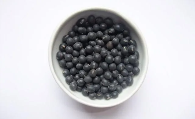 當受試者以黑豆漿替代部分肉類時，體內糖化終產物濃度明顯下降，同時腸道內有益菌群增加。（圖／Photo AC）