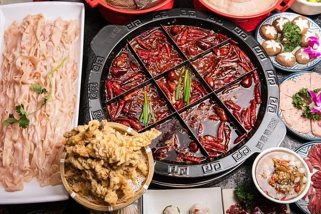 不吃早餐或三餐不規律與胃癌的直接關聯不大，但過度食用辣椒更增加患病風險。（示意圖／Pixabay）
