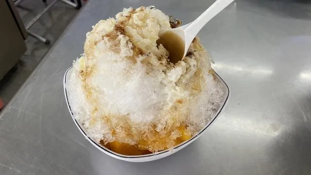 這位患者雖然沒有在剉冰中加入煉乳和砂糖,但選用了紅豆、綠豆、薏仁等配料,並搭配黑糖。(圖/Photo AC)