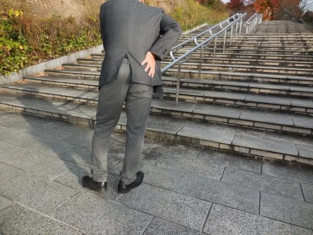 翹腳雖然不會立即影響健康,但長期下來會逐漸造成身體姿勢的偏差。(圖/Photo AC)