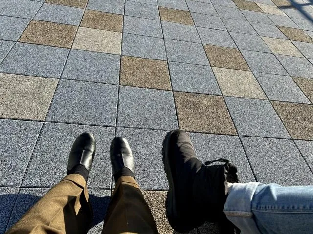 翹腳並非單純的姿勢習慣,而是身體感到疲勞時,大腦尋求舒適的代償反應。(圖/Photo AC)