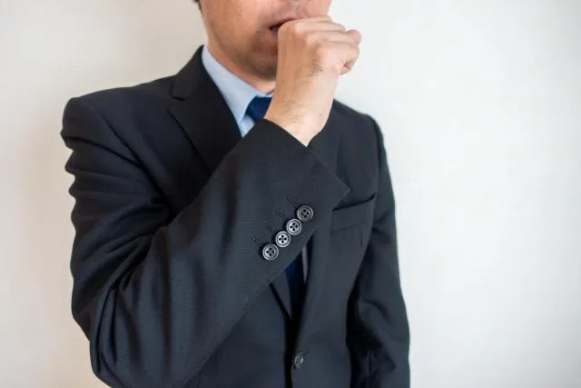 67歲曹先生頻繁咳嗽甚至出現胸痛，他驚覺這份不適感「不太對勁」，一查竟發現是早期肺癌。（圖／Photo AC）