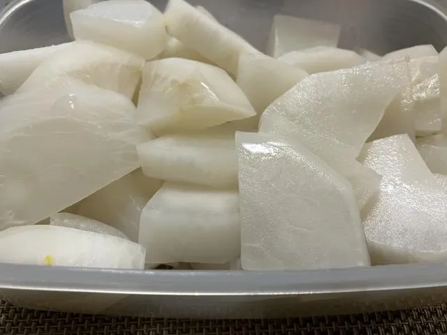 白蘿蔔特別適合搭配油膩或高脂食物食用，達到解膩效果並減少脹氣。（圖／Photo AC）