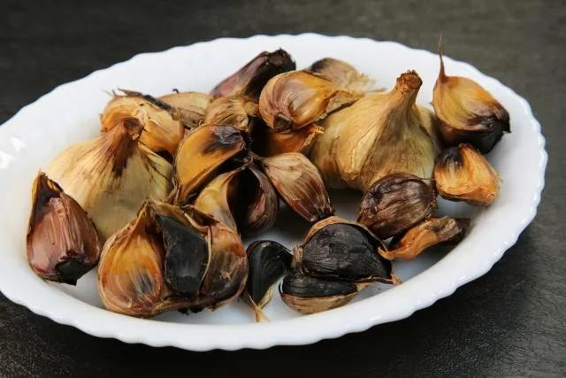 張家銘醫師指出，黑蒜具有抗氧化、抗發炎、穩血糖等多重功效。（圖／Photo AC）