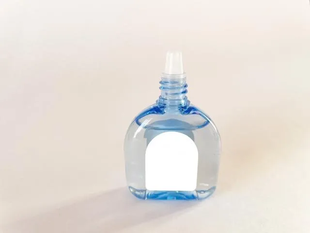 若同時使用不同劑型,先使用眼藥水,接著是懸浮劑型眼藥水,最後才使用眼藥膏。(圖/Photo AC)